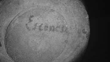 Fotografia da base do vaso que mostra uma pista decisiva para sua análise - Divulgação/ Governo provincial Nagasaki