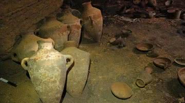 Fotografia de artefatos descobertos em caverna em Israel - Reprodução/Redes Sociais/Facebook/Israel Antiquities Authority