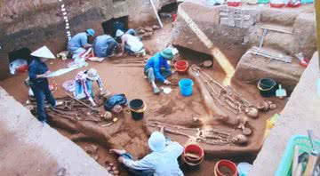 Escavações realizadas no sítio arqueológico de Man Bac, no Vietnã em 1999 - Divulgação/NVCC