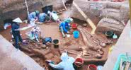 Escavações realizadas no sítio arqueológico de Man Bac, no Vietnã em 1999 - Divulgação/NVCC
