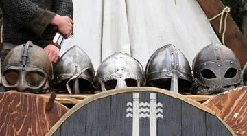 Imagem ilustrativa de capacetes vikings alinhados - Flickr / Helgi Halldórsson