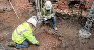 Arqueólogos escavando o Guildhall - Divulgação