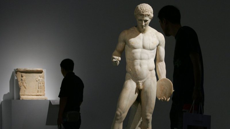 Escultura grega representa homem com pênis exposto
