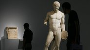 Escultura grega representa homem com pênis exposto - Getty Images