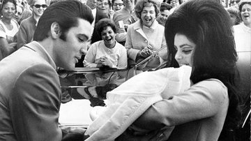 Fotografia antiga de Elvis e Priscilla Presley segurando a recém-nascida Lisa Marie - Wikimedia Commons