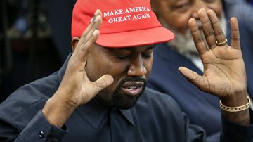 Kanye West utilizando boné com a frase 'Make America Great Again', slogan utilizado em campanha eleitoral de Donald Trump em 2016 - Getty Images