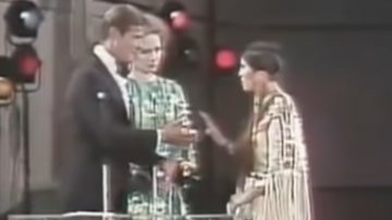 Sacheen Littlefeather se recusando a receber Oscar no lugar de Marlon Brando em 1973 - Reprodução/YouTube/Oscars