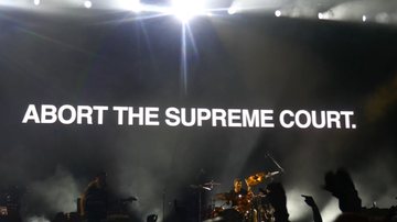 Frase 'aborte a Suprema Corte', exposta em telão durante show de Rage Against the Machine - Divulgação/YouTube/Rage Live