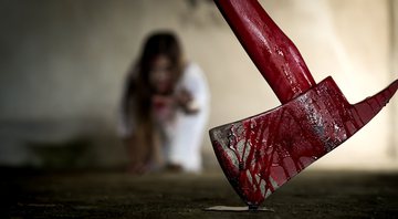 Imagem meramente ilustrativa de um machado com sangue - Getty Images