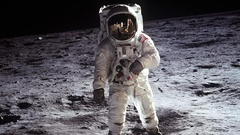 Foto de um astronauta na Lua durante missão Apollo 11, da NASA - WikiImages/Pixabay
