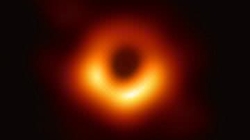 Fotografia do Messier 87, primeiro buraco negro fotografado na história - Foto por European Southern Observatory (ESO) pelo Wikimedia Commons