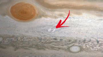 Seta vermelha aponta para a mancha localizada em Júpiter - Divulgação / NASA