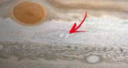 Seta vermelha aponta para a mancha localizada em Júpiter - Divulgação / NASA