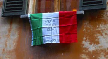 Bandeira da Itália com os dizeres "Tudo ficará bem", durante a pandemia de COVID-19 - Wikimedia Commons