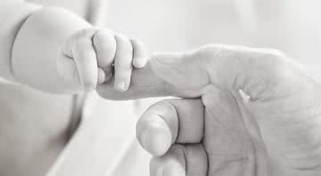 Imagem meramente ilustrativa de bebê segurando mão de adulto - Pixabay