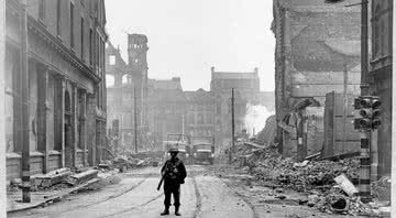 Cidade de Belfast destruída depois de bombardeio - Divulgação