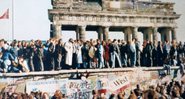 Alemães sobre o Muro de Berlim no dia de sua queda - Wikimedia Commons