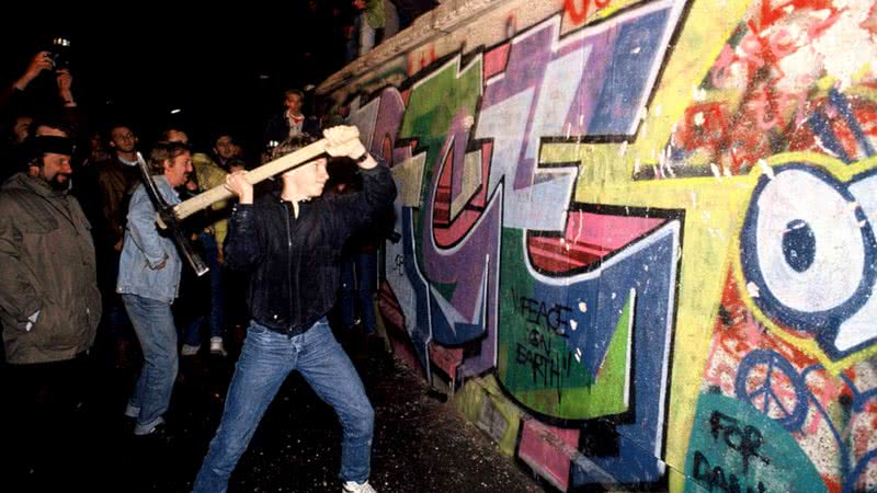Manifestantes durante a noite que derrubou o muro da vergonha - Getty Images