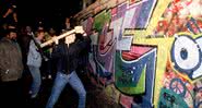 Manifestantes durante a noite que derrubou o muro da vergonha - Getty Images