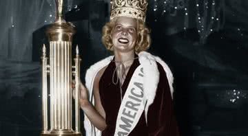 A miss Bette Cooper recebendo sua coroa e troféu de Miss America - Divulgação