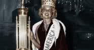 A miss Bette Cooper recebendo sua coroa e troféu de Miss America - Divulgação