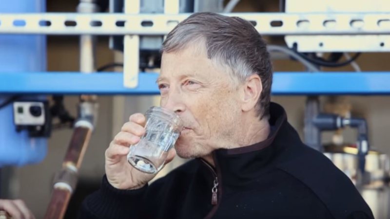 Bill Gates bebendo a água produzida pelo OmniProcessor - Bill Gates/Youtube