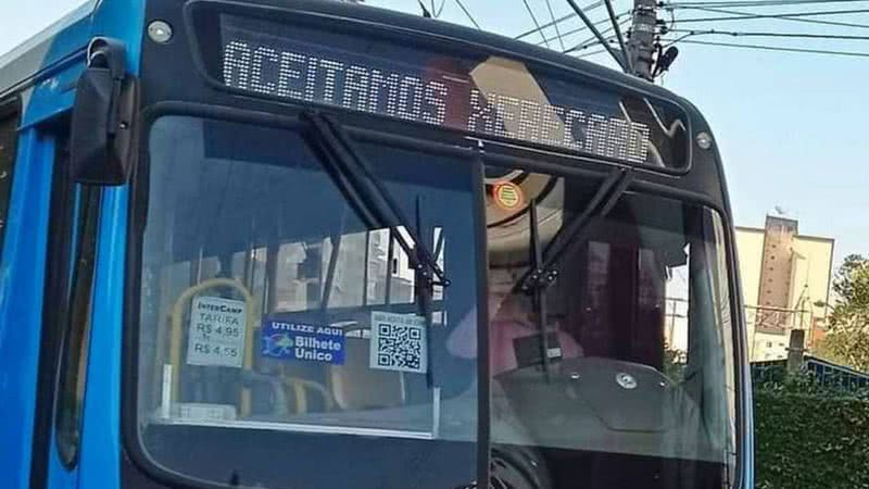 Ônibus com letreiro "Aceitamos Xerecard"
