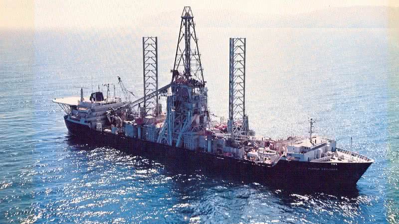 Fotografia do navio usado para realizar a operação - Wikimedia Commons