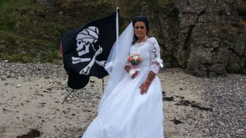 Fotografia de Amanda no dia de seu casamento com o pirata fantasma - Divulgação