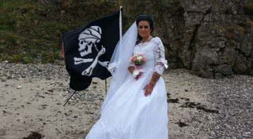 Fotografia de Amanda no dia de seu casamento com o pirata fantasma - Divulgação