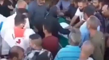 Cena registra multidão em volta do homem reacordado - Divulgação / YouTube / pik tub