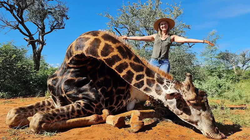 Caçadora de animais comemora morte de girafa em postagem - Divulgação/Facebook