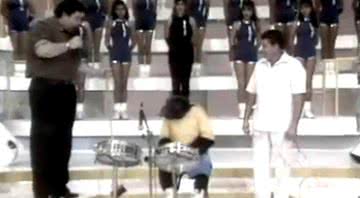 Macaco Jango tocando bateria no Domingão do Faustão, em 1992 - Divulgação