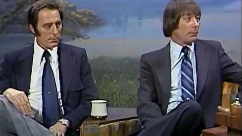 Jim Springer e Jim Lewis quando foram em talk show nos Estados Unidos. Para não dizer que não tinham nenhuma diferença, eles usavam penteados diferentes. - Divulgação/Youtube
