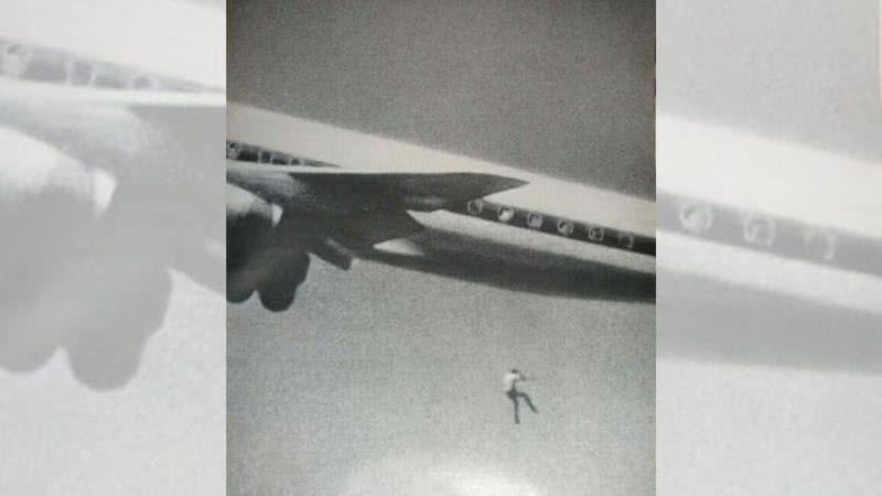 Fotografia de Keith Sapsford no exato momento em que caía do avião. - Crédito: John Gilpin