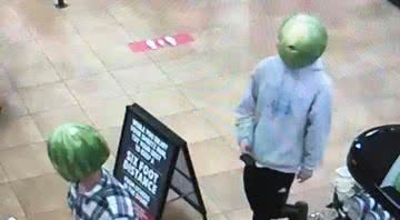 Assaltantes utilizando uma melancia como máscara - Divulgação