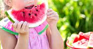 Criança comendo melancia - Imagem de Jill Wellington por Pixabay