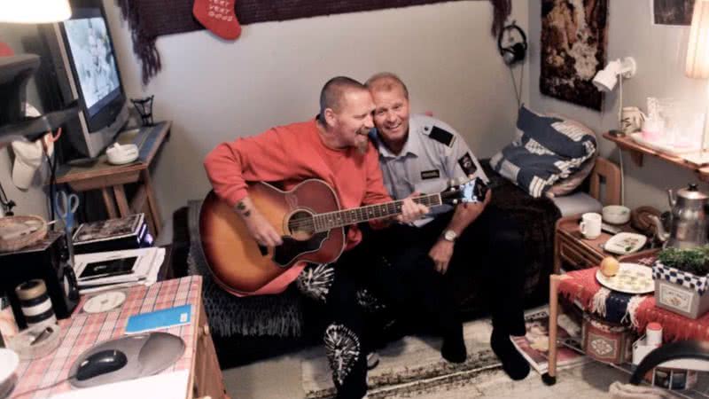 Preso e agente carcerário cantando juntos na Prisão de Bastoy - Divulgação/Youtube