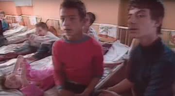 Crianças em orfanato - Divulgação/ Youtube