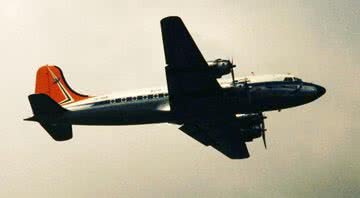 Aeronave DC-4, similar a envolvida no acidente - Wikimedia Commons