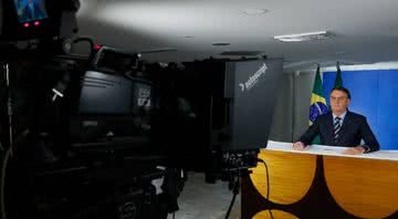 Bolsonaro se preparando para a gravação de seu pronunciamento - Divulgação / Twitter