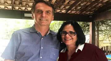 Presidente Jair Bolsonaro ao lado da ministra Damares Alves - Divulgação/Facebook