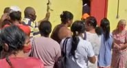 Pessoas na fila para doação de alimento, em Cuiabá - Divulgação/TV Centro América
