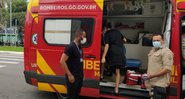 Estudante sendo levado de ambulância, após ser picado - Divulgação/Vanessa Martins/g1 Goiás