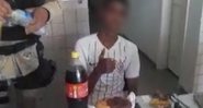 Jovem sinaliza positivamente para câmera após ser detido - Divulgação / YouTube / PN Petrolândia Notícias