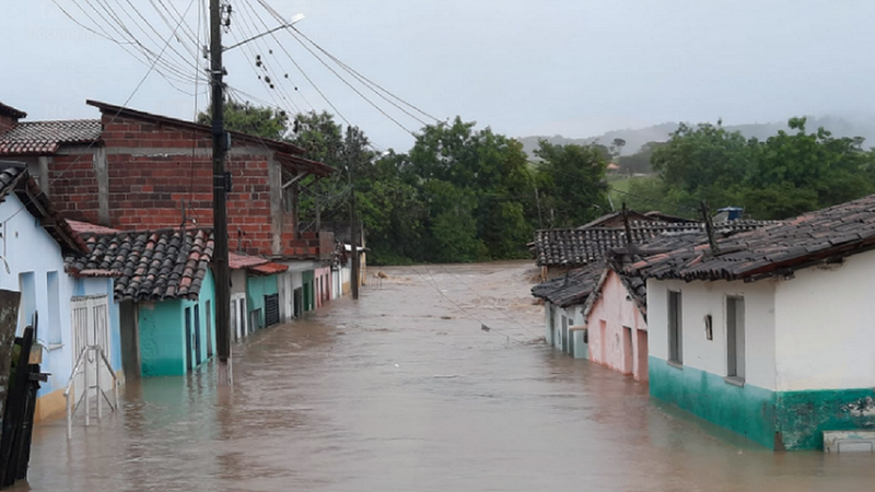 Imagem de uma das cidades baianas sofrendo com as enchentes