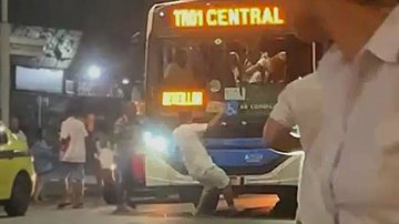 Imagem mostra ônibus avançando em pedestre pouco antes de esmagá-lo fatalmente - Divulgação / Redes sociais