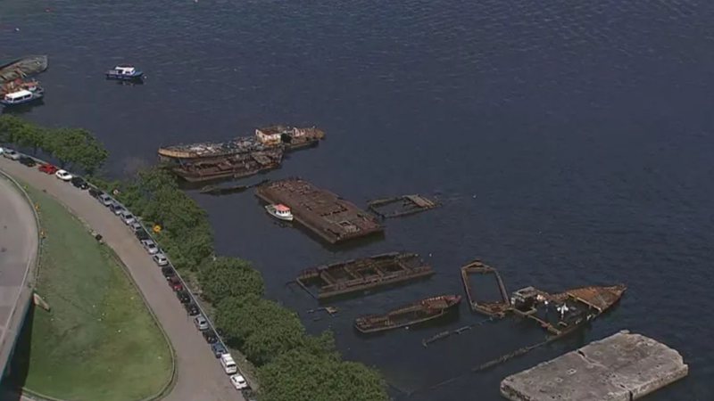 Imagem mostrando embarcações abandonadas na Baía de Guanabara - Divulgação/ Reportagem/ Globo