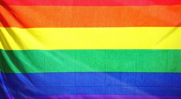 Bandeira LGBTQ+ em imagem ilustrativa - Domínio Público / Sharon McCutcheon pelo Pexels