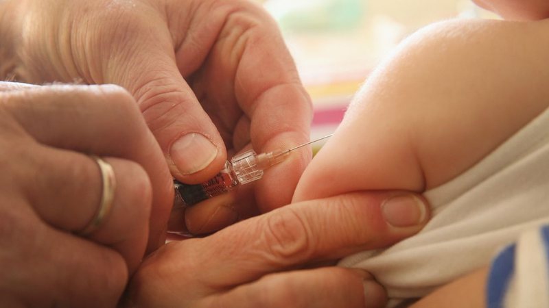 Imagem ilustrativa de bebê tomando vacina - Getty Images